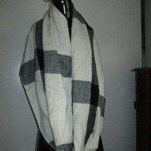 Betsey Johnson white black soft acrylic infinity scarf